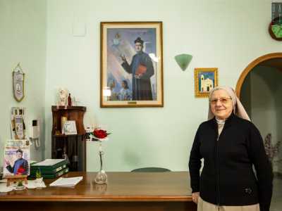Ad aprirci � una di loro, la 76enne madre superiora Mafalda Chianura, vestita dell�abito beige tipico dell�ordine fondato nel 1885 a Lecce da Smaldone, presbitero che si spese molto per l�educazione dei sordi